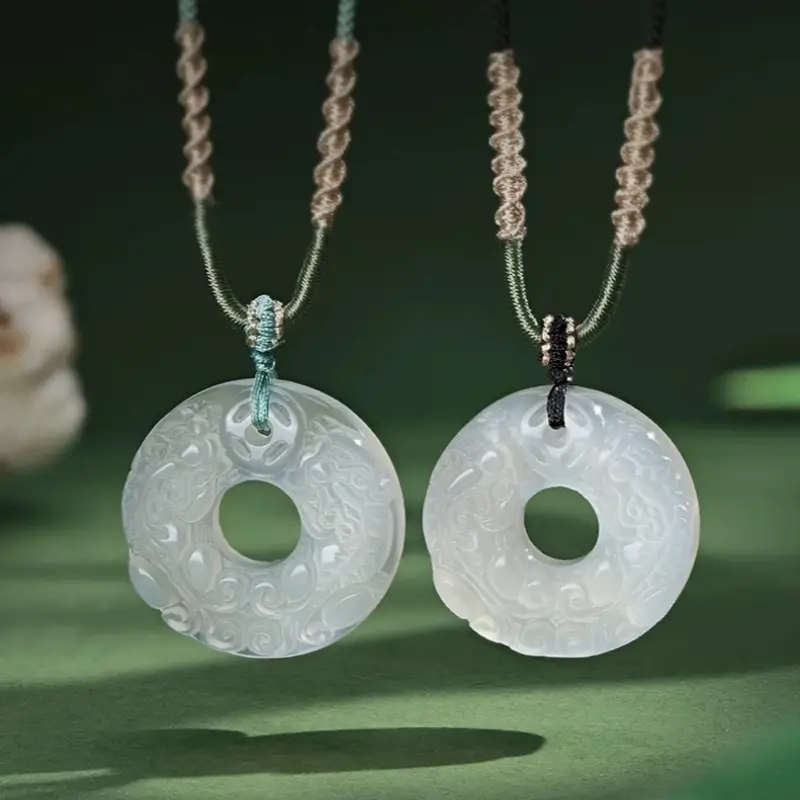 天然半透明カルセドニー貔貅（ひきゅう）平和バックルカップルネックレス | 中国のロマンチックなジュエリー