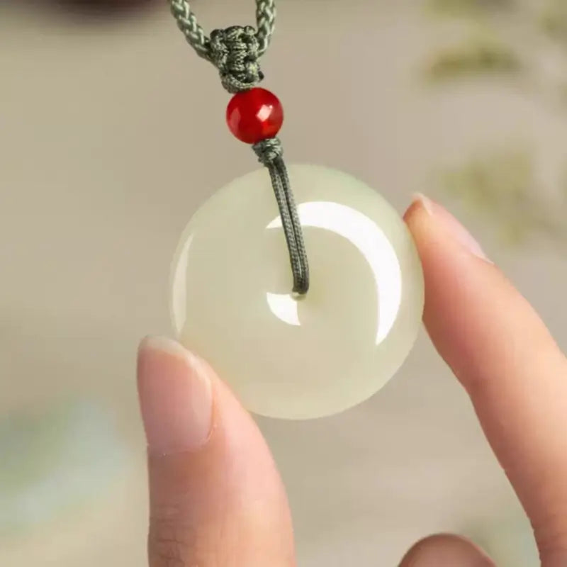 天然和田翡翠のピースバックルペンダントネックレス｜赤瑪瑙ビーズ、中国風の温かいお守り