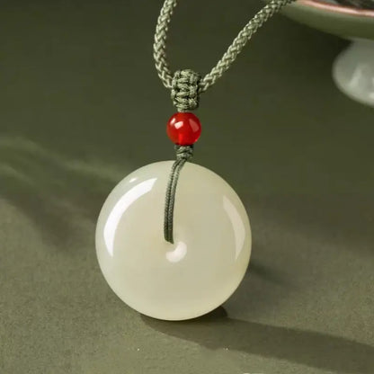 天然和田翡翠のピースバックルペンダントネックレス｜赤瑪瑙ビーズ、中国風の温かいお守り