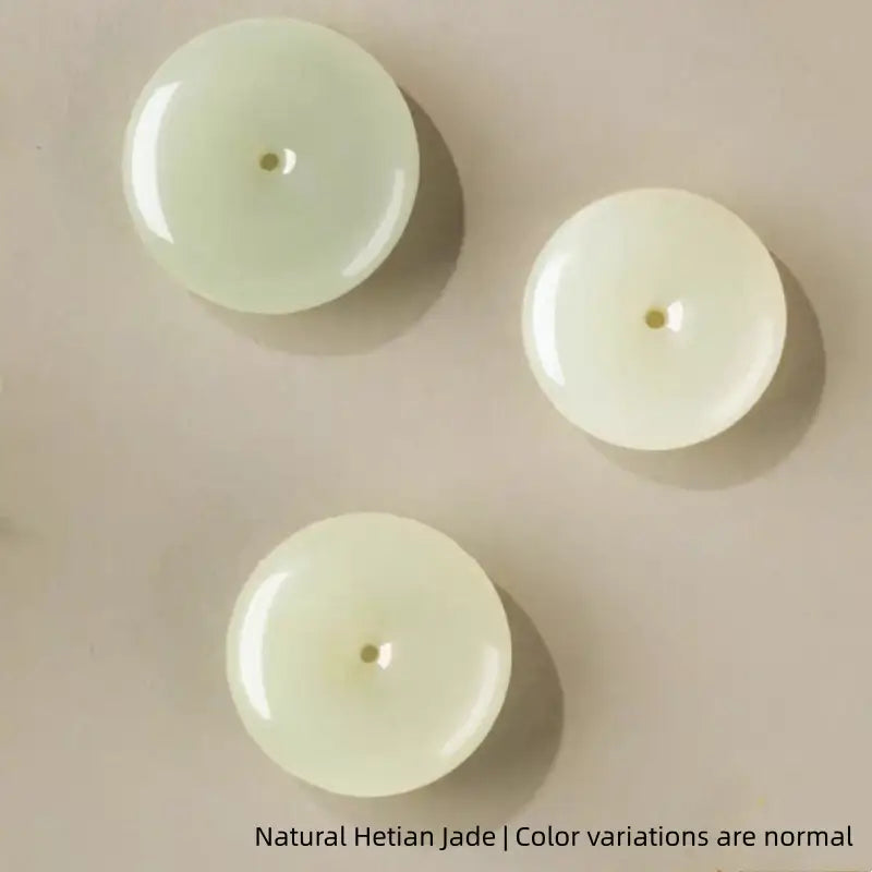 天然和田翡翠のピースバックルペンダントネックレス｜赤瑪瑙ビーズ、中国風の温かいお守り